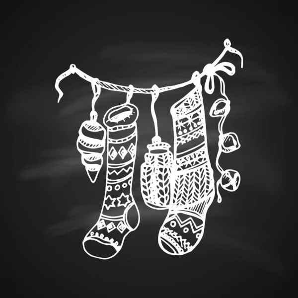 チョーク描画芸術的な落書きアイコン クリスマスストッキング ロープ上のボール クリスマスカードのための新年のヴィンテージデザインや黒板への招待 — ストックベクタ
