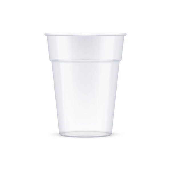 Пластиковый кубок для разового использования. Одноразовый макет контейнера для напитков, изолированных на белом фоне