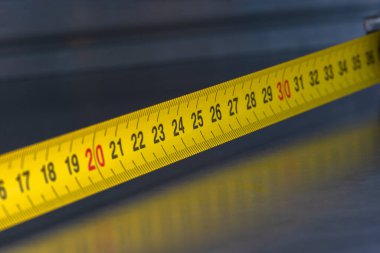 Metal atölye masasında bant ölçüsü