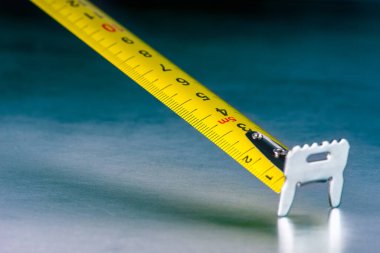 Metal atölye masasında mezura ölçüsü