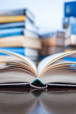 Kapanış kitaplığı kütüphane masasında açıldı