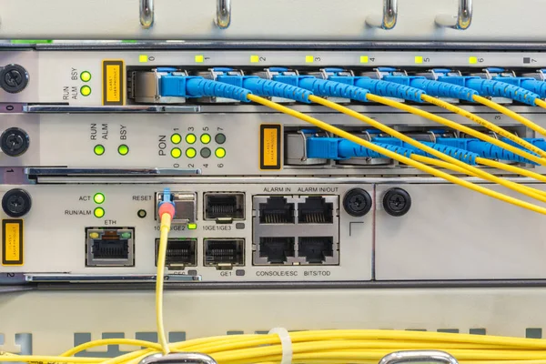 Bağlı Fiber Optik Yama Kablosu Ile Optik Hat Terminali — Stok fotoğraf