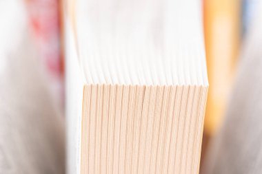 Bulanık arkaplanı olan kitap bloğunun makro görünümü