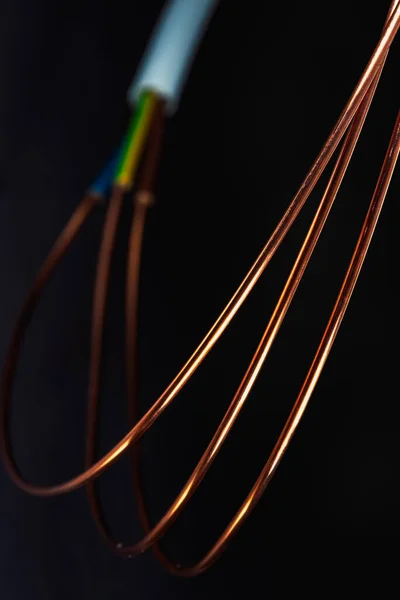 Siyah Arkaplanda Bakır Elektrik Kablosu — Stok fotoğraf