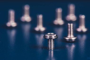 Metal yüzey dokusunda vidalar kümesi