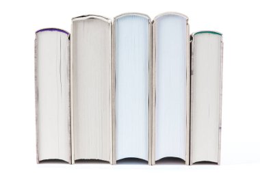 Beyaz arkaplan, kitap blok tarafı, okuma ve eğitim konsepti üzerine kitaplar.