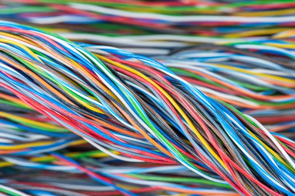 Çok Renkli Telekomünikasyon Elektrik Kabloları Beyaz Kayma Gücüyle Çalışıyor — Stok fotoğraf