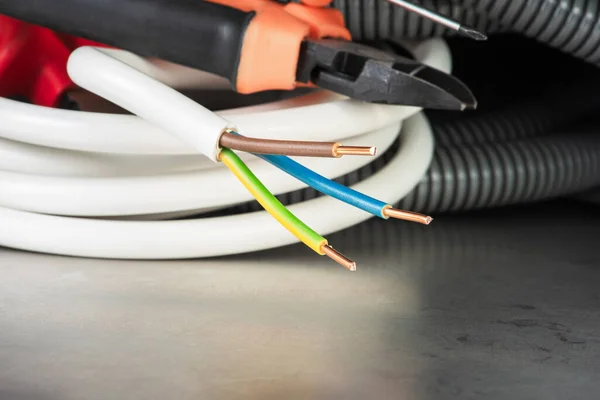 熔融车间桌上的电气安装电缆和工具 — 图库照片