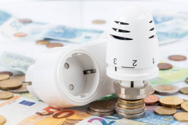 Euro parası, elektrik prizi ve ısıtma termostatı, enerji krizi konsepti, fiyat artışı ve enflasyon