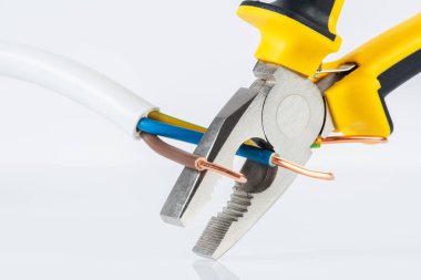 Elektrik tesisatında kullanılan araç ve kablo yakın plan