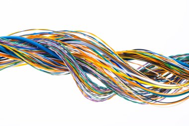 Beyaz arkaplanda çok renkli elektrik kablosu izole edildi