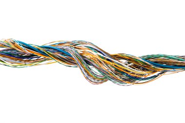 Beyaz arkaplanda çok renkli elektrik kablosu izole edildi