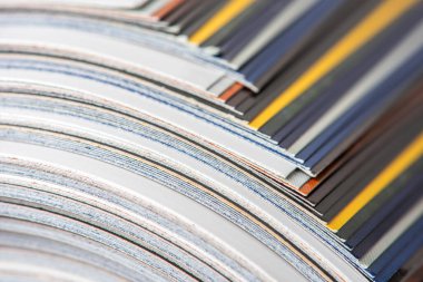 Sarılmış renkli dergiler, yakın plan, basılı basın