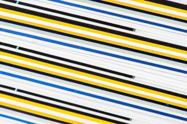 Arkaplan olarak açık kitabın renkli sayfaları