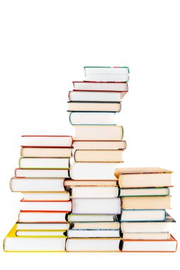 Beyaz arkaplanda izole kitap yığını