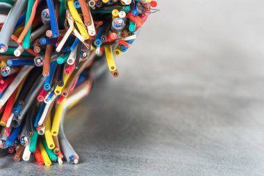 Metal arka planda renkli elektrik kablosu