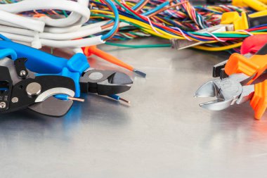 Elektrik kurulumu için araçlar ve bileşenler