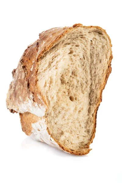 一半的新鲜面包在白色背景下分离 — 图库照片