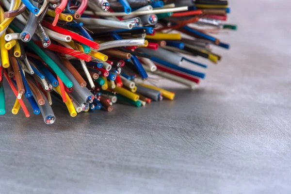 Gekleurde Elektrische Kabel Metalen Achtergrond — Stockfoto