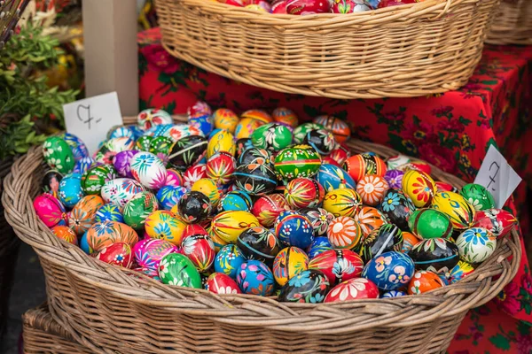 Barevné Zdobené Velikonoční Vejce Pouličním Trhu — Stock fotografie
