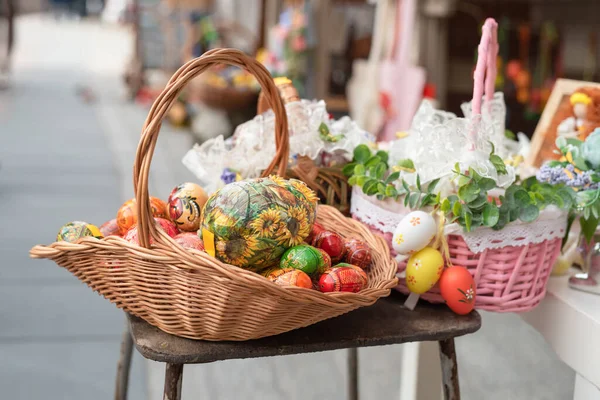 Geschmückter Ostereierkorb Auf Dem Wochenmarkt — Stockfoto