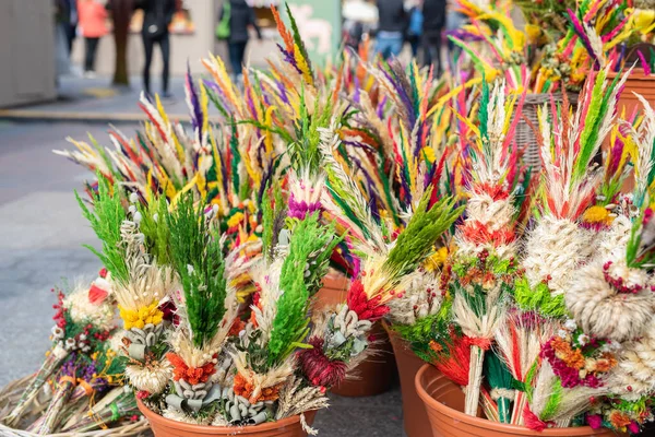 Palmeiras Páscoa Grama Seca Flores Decorativas Rua Justa — Fotografia de Stock