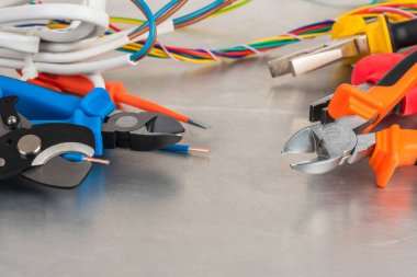 Elektrik kurulumu için araçlar ve bileşenler, yakın plan