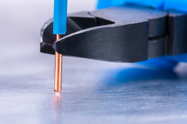 Elektrikli tel kesiciler bakır tesisat kablosunu kesmiş.