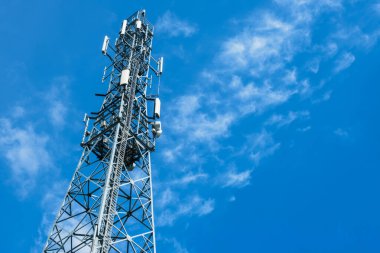 Telekomünikasyon kule bulutlu mavi gökyüzü karşı