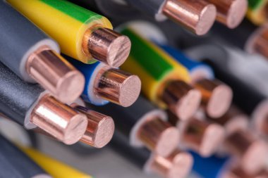 Elektrik tesisatında kullanılan bakır kablo, makro görünüm