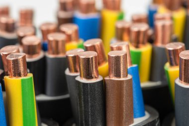 Elektrik tesisatında kullanılan soyulmuş bakır kablo