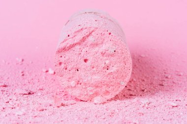 Kırıntılar ve pastel tebeşirle yakın çekim görüntüsü