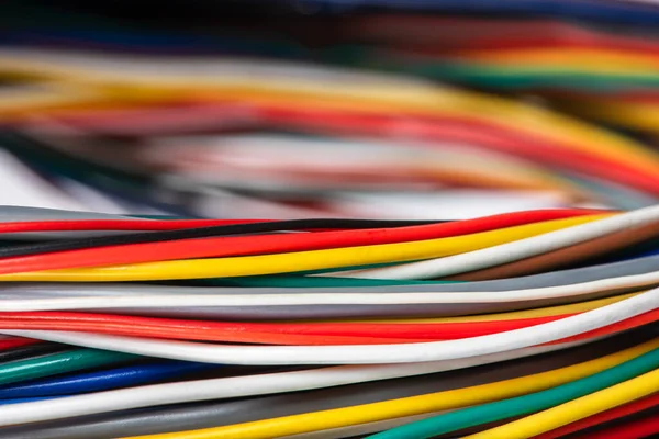 电信和计算机系统中的彩色电缆 — 图库照片