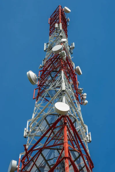 Torre Comunicação Contra Céu Azul — Fotografia de Stock