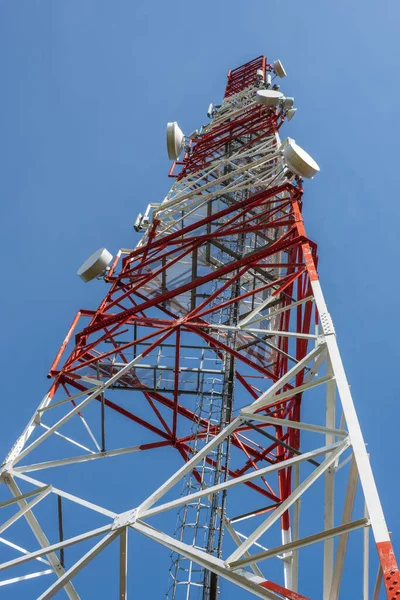 Torre Telecomunicações Contra Céu Azul — Fotografia de Stock