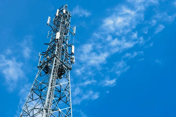 Телекоммуникационная Башня Против Облачного Голубого Неба — стоковое фото