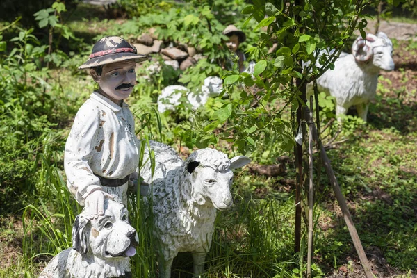 庭の古い羊飼いの人形 — ストック写真