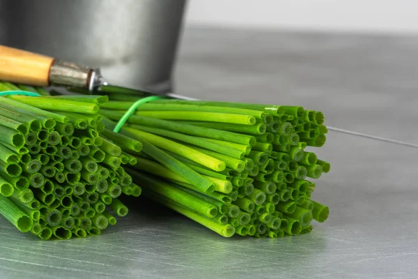 Mutfak Metal Masasında Bir Sürü Taze Soğan Bıçak — Stok fotoğraf