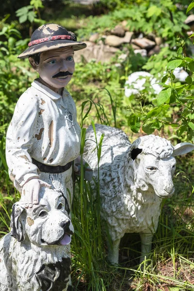 庭の古い羊飼いの人形 — ストック写真