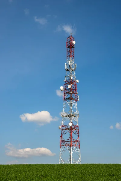 Комунікаційна Вежа Зеленому Полі Проти Блакитного Неба — стокове фото