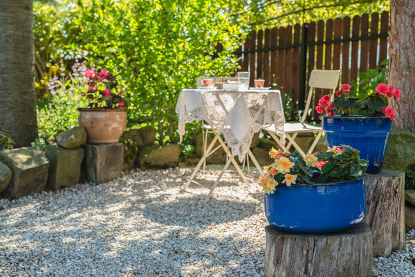 Тихий район с журнальным столиком в цветущем летнем саду