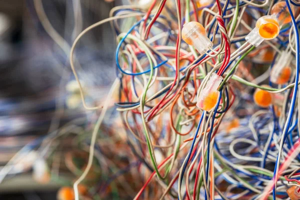 Sieciowy Chaos Kolorowych Kabli Telekomunikacyjnych — Zdjęcie stockowe