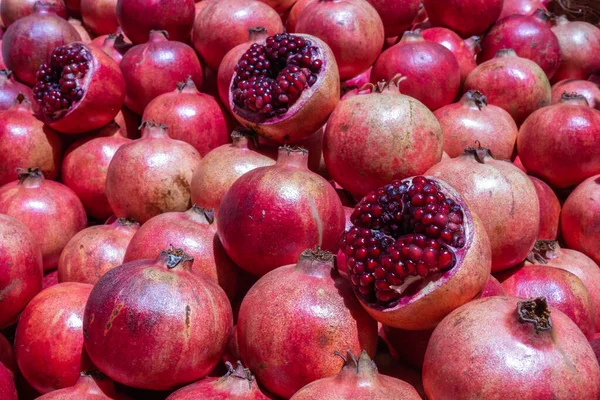 Hromada Granátového Jablka Pouličním Trhu — Stock fotografie