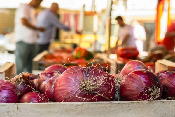 Vörös Hagyma Utcai Élelmiszerpiacon Ballaro Palermo Szicíliában Zöldséges Stand Homályos — Stock Fotó