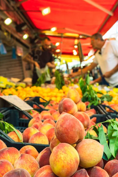 Pêssegos Barraca Com Venda Frutas Mercado Alimentos Fundo Embaçado — Fotografia de Stock