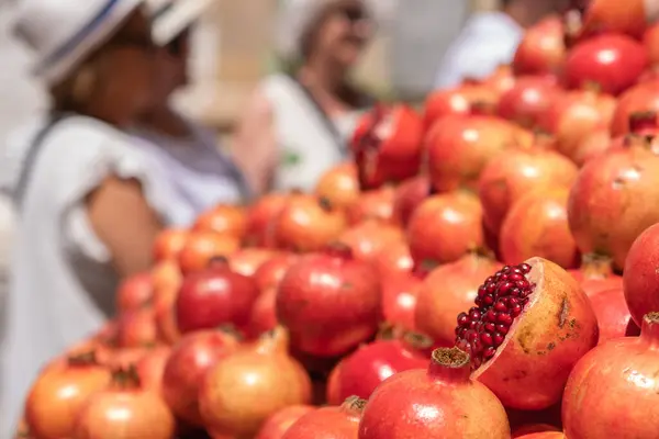 Stánek Granátovými Jablky Pouličním Trhu Zákazníky Pozadí — Stock fotografie