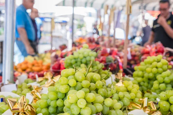 Meyve Gıda Pazarı Bulanık Arka Plandaki Müşterilerle Tezgahta Üzüm Satılıyor — Stok fotoğraf