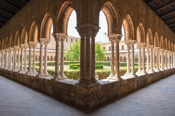 Kreuzgang Der Kathedrale Von Monreale Sizilien Italien Stockbild