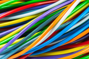 Çok renkli fiber optik kablo ağı yakın plan