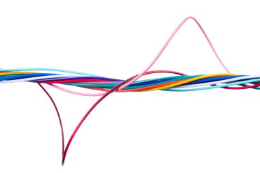 Beyaz arkaplanda izole edilmiş renkli elektrik kablosu